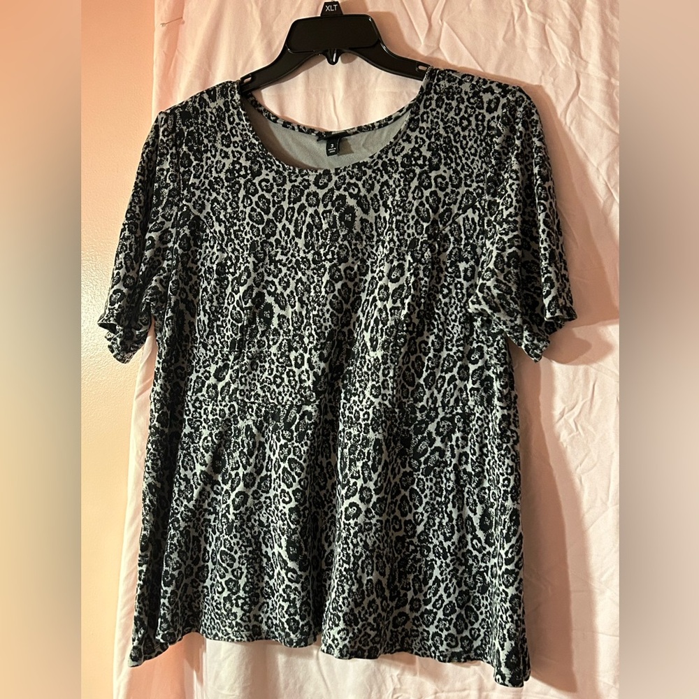 Torrid Black & Gray Leopard Print Peplum Knit Top (Princess Seams)